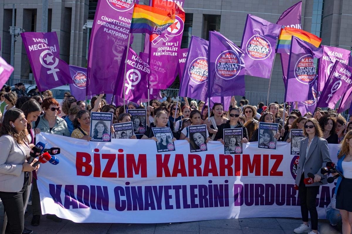 Türkiye önde gelen bir kadın hakları örgütünü kapatma girişiminden geri adım attı