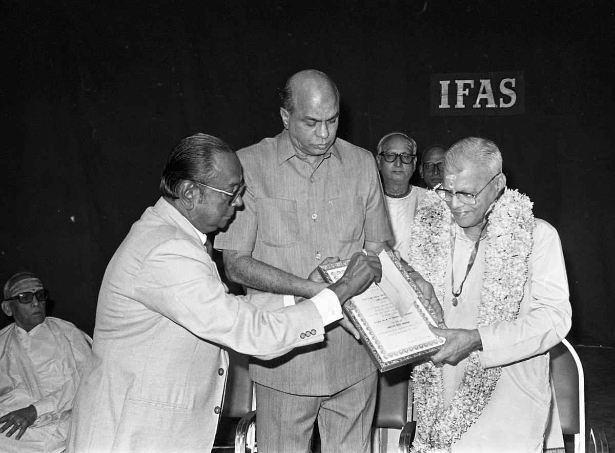 The title ‘Sangitha Kala Sikamani’ being conferred on K.V. Narayanaswami at the 57th Music Conference and Festival organised by the Indian Fine Arts Society, in Madras on December 18, 1989. 