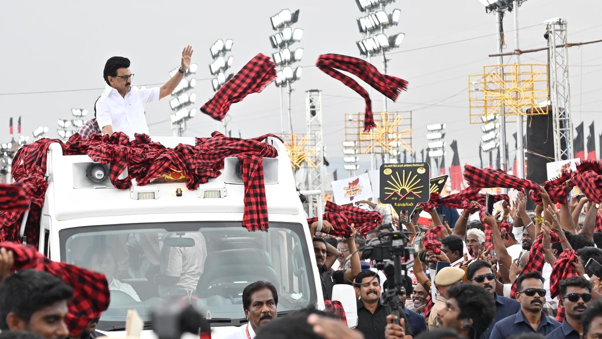 Women thronged ATMs to withdraw ₹5,000 fearing that Union govt. will take it, says Stalin