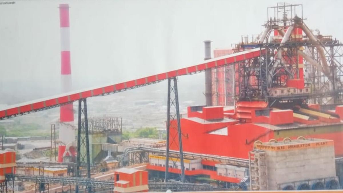 Passes of 4000 contract workers of RINL cancelled, Unions fume