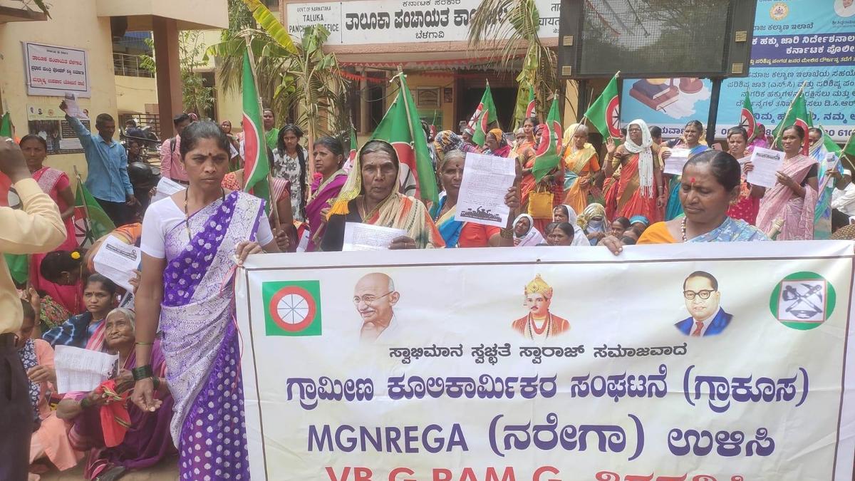 Grameena Koolikarmikara Sangha stages protest against new rural job scheme