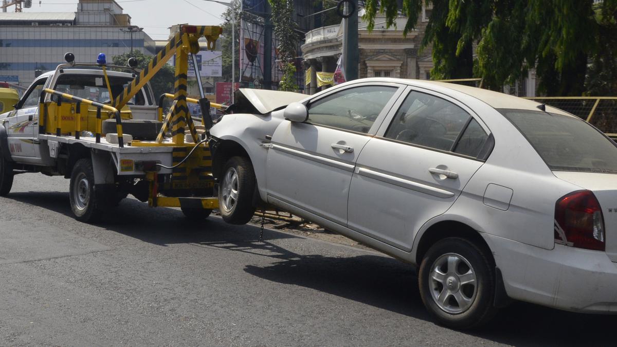 To tackle haphazard parking at Gandhinagar in Bengaluru, traffic police resort to towing