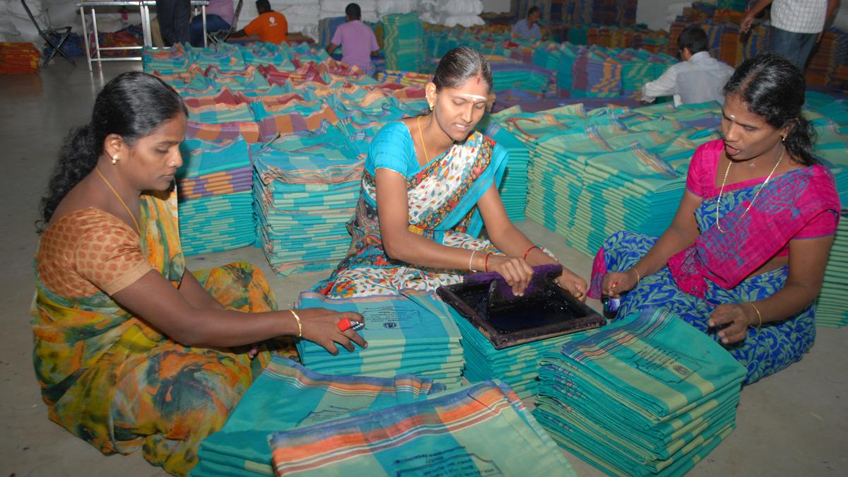 Production of Pongal dhotis and saris is delayed, claim weavers in Erode, Tiruchengode
