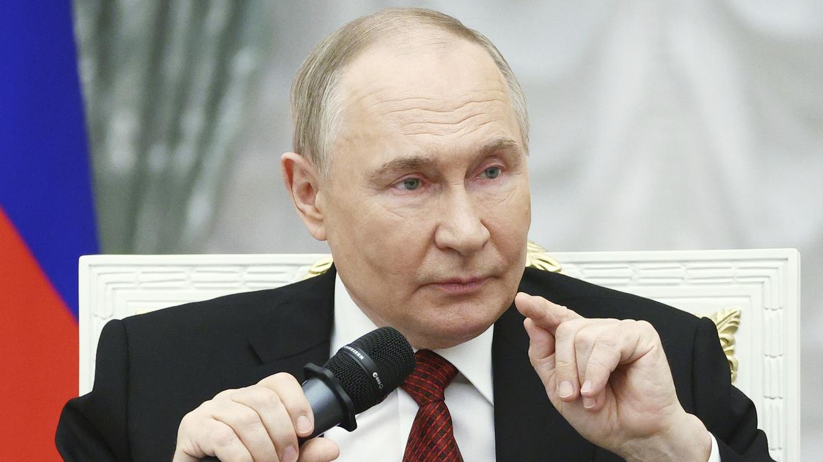 https://th-i.thgim.com/public/incoming/hnsan6/article69714803.ece/alternates/LANDSCAPE_1200/Russia_Putin_07477.jpg