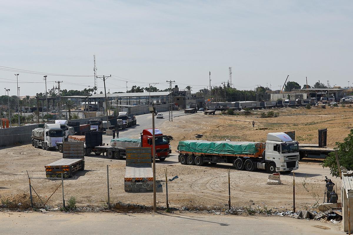 Egypt's border crossing opens to let aid into Gaza