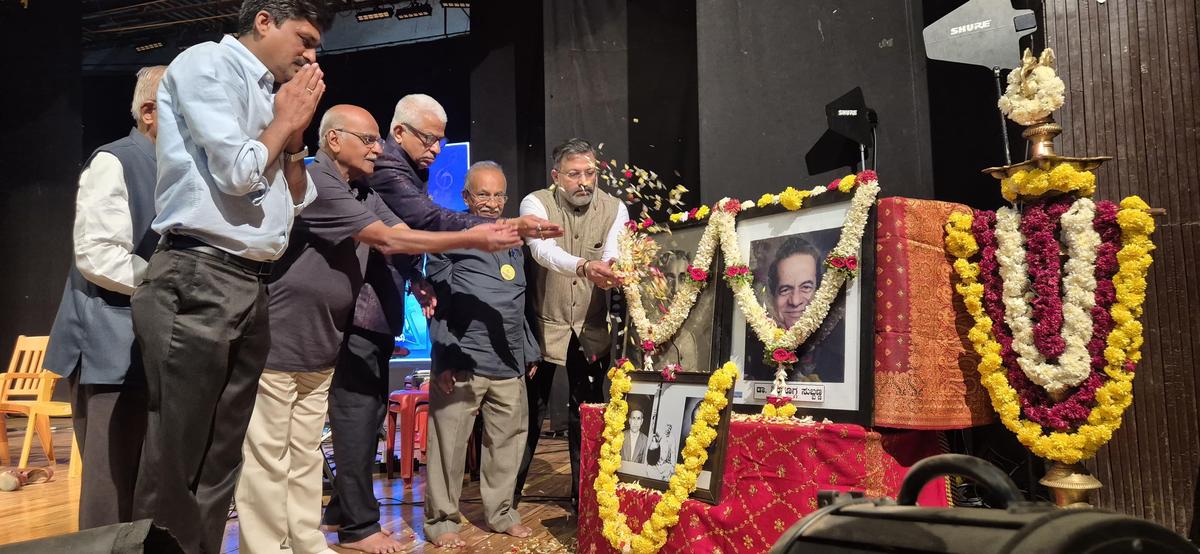 Sriranga Subbanna, senior advocate and son of Shimoga Subbanna, Dr. P. Narayana, Dr. Shiva Ramakrishna, and other well-known personalities paying their respects to Shimoga Subbanna and Kuvempu.
