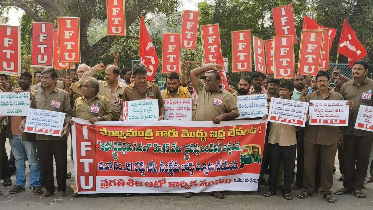 Auto workers stage protest demanding financial aid of ₹15,000