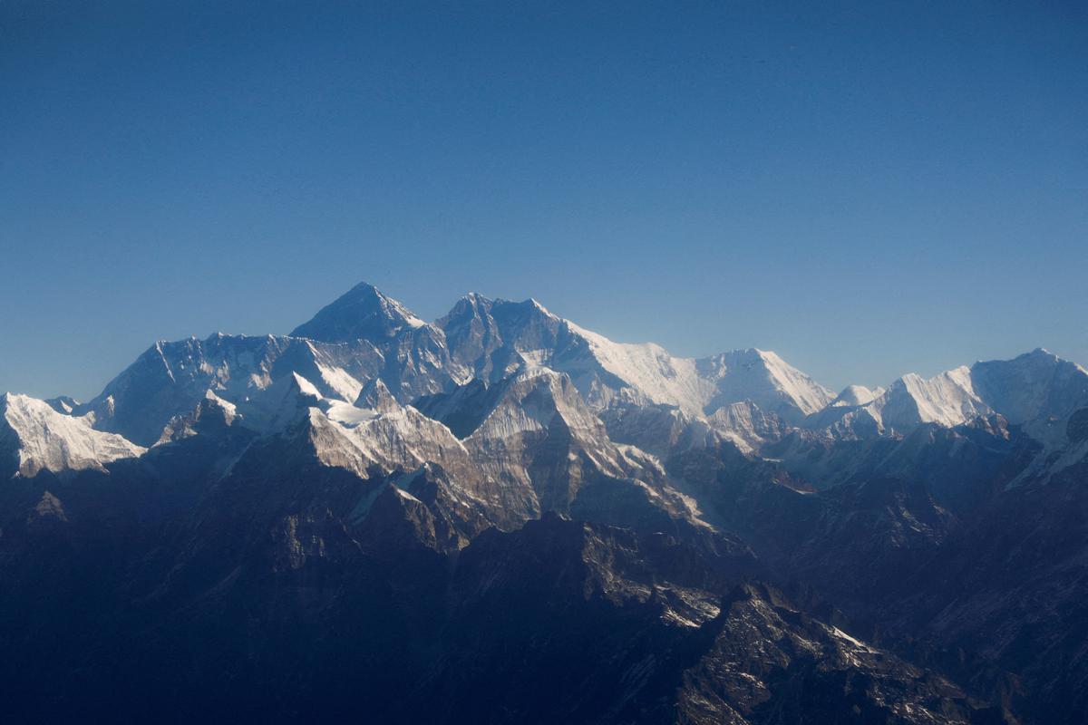 ¿Sobreviven los microbios dejados por los humanos en el Monte Everest?
