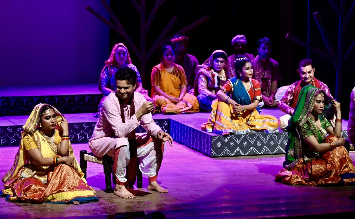 नाटक मयरी माई कहन से हू का एक दृश्य अजय कुमार द्वारा निर्देशित किया गया। नाटक मयरी माई कहन से हू का एक दृश्य अजय कुमार द्वारा निर्देशित किया गया।