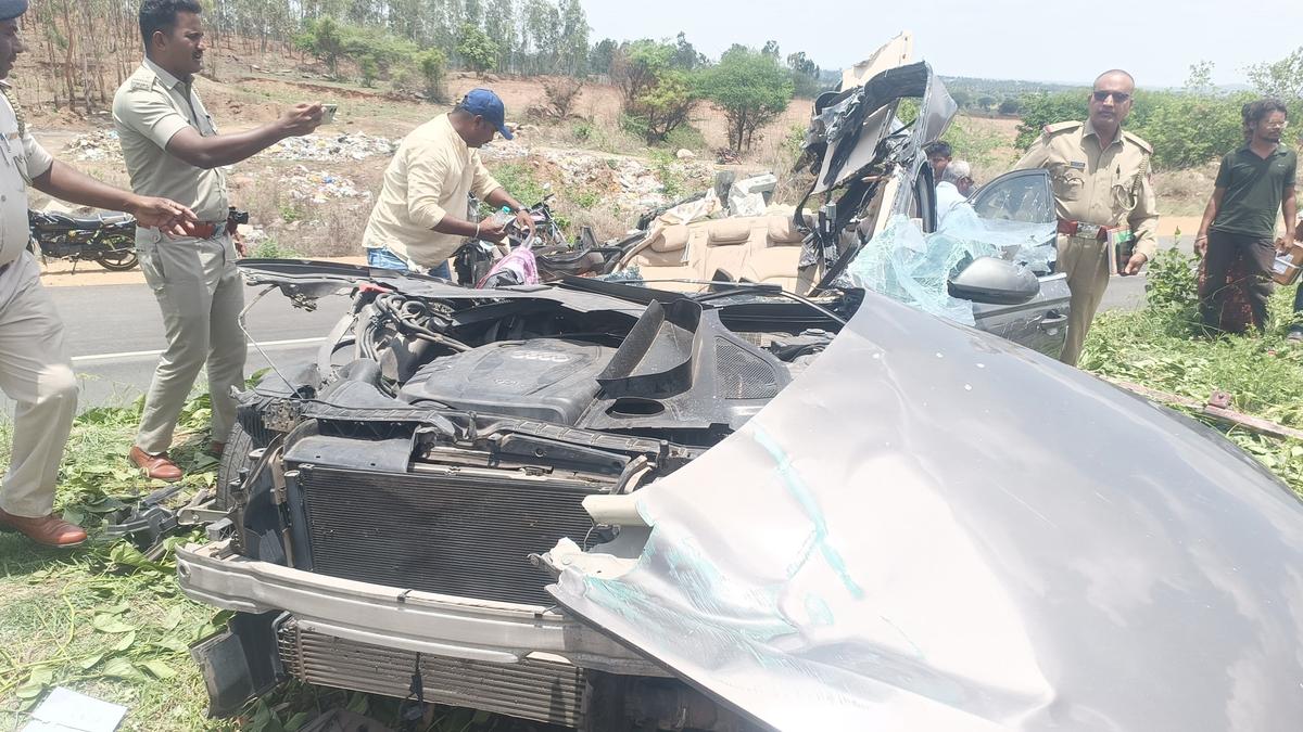 In the horrible accident, six people were killed and two were injured. 