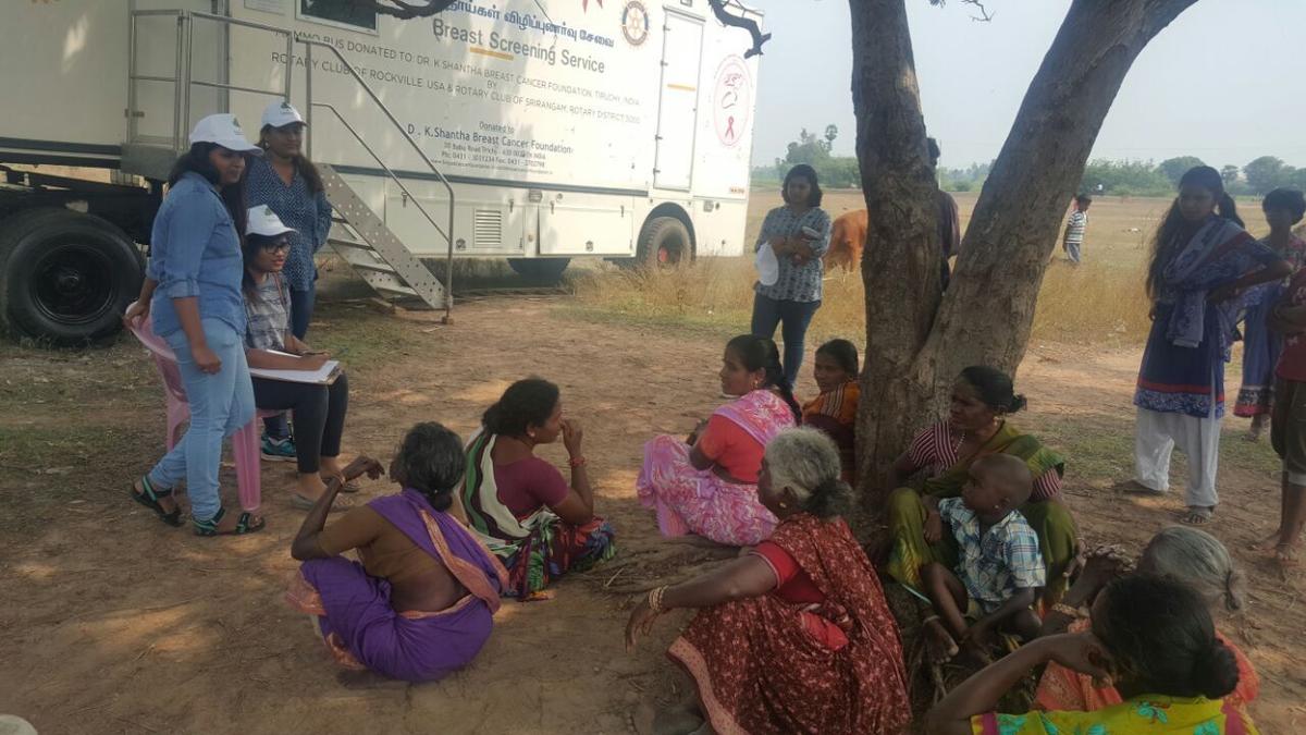 In un campo di screening del cancro organizzato dal Thenmozhi Memorial Trust