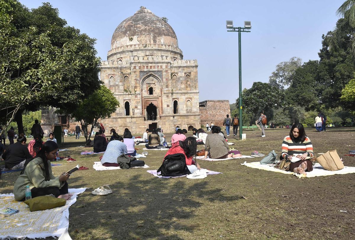रविवार सुबह नई दिल्ली में चुपचाप एक साथ किताब पढ़ने के लिए लोधी गार्डन में एकत्र हुए
