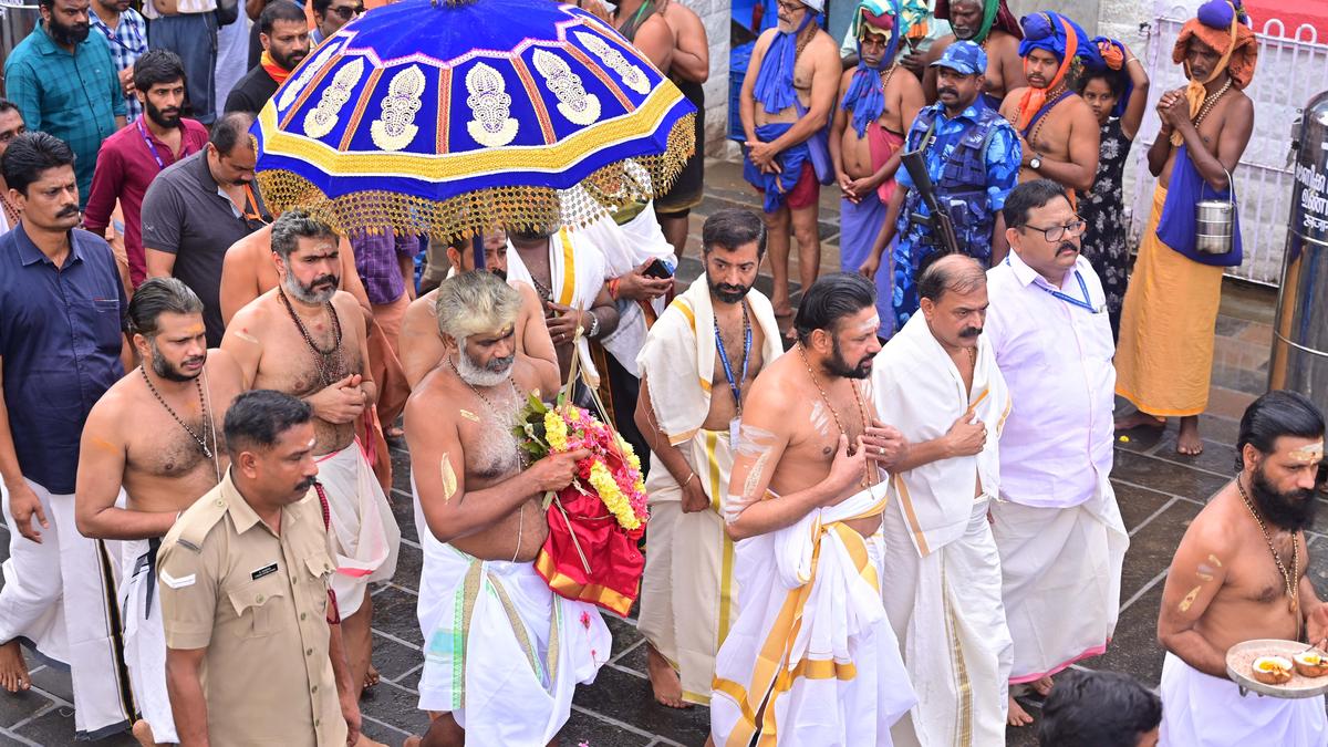 Mandala puja held at Sabarimala, hundreds of devotees offer prayers