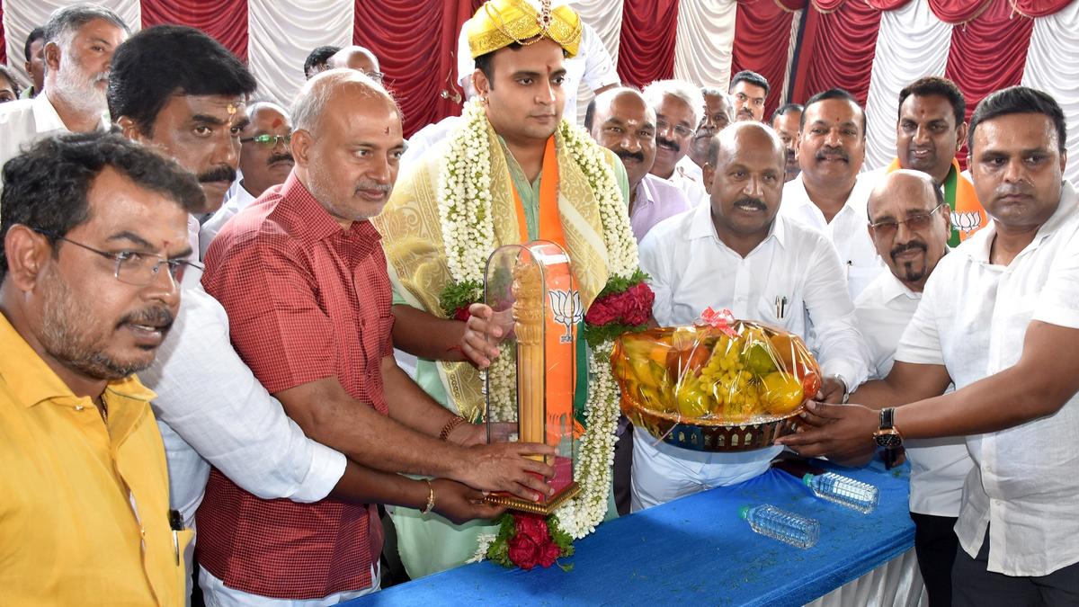 Yaduveer calls on senior JD(S) leaders