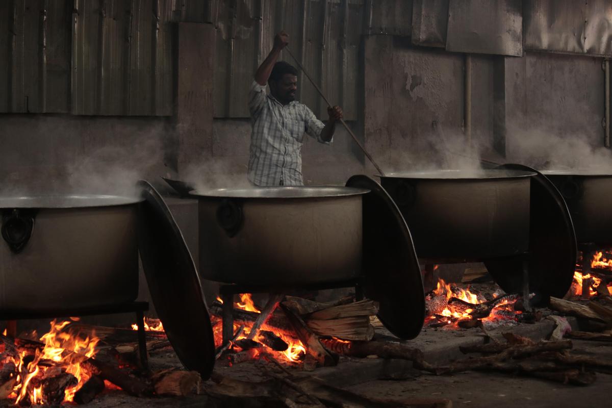 మనకాడ్ వలియపల్లి ముస్లిం జమాత్‌లో వంటగదిలో జాఫర్ సాదిక్ పని చేస్తున్నాడు