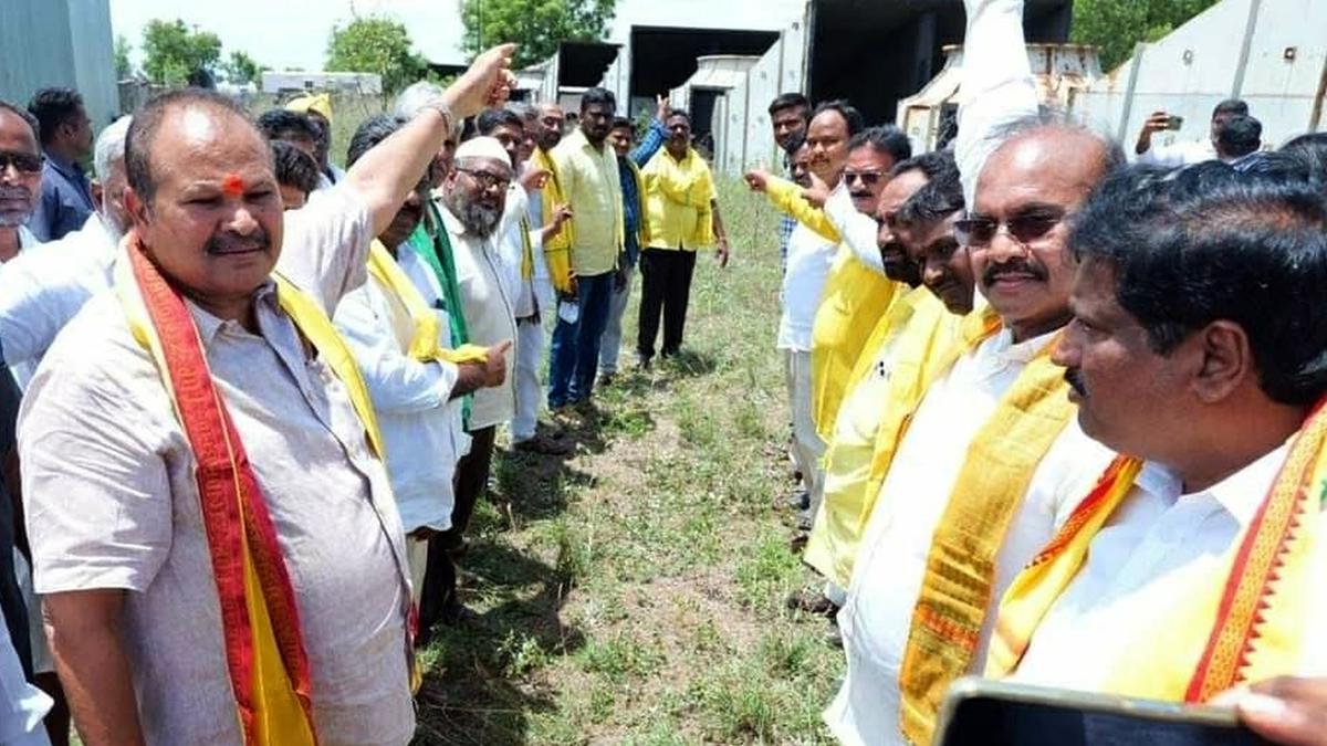 TDP leaders resort to selfie challenge to expose ‘neglect’ of developmental projects in Sattenapalli constituency