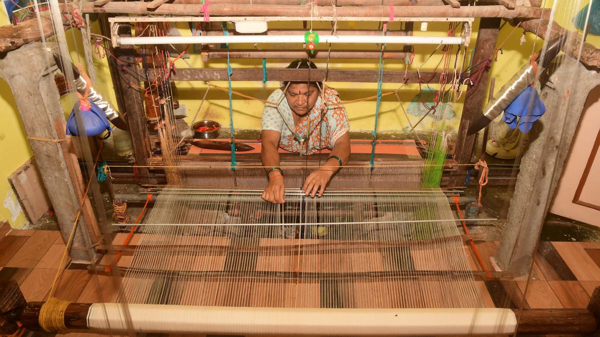 Andhra Pradesh: Youth abandon gainless handloom work for jobs in cities