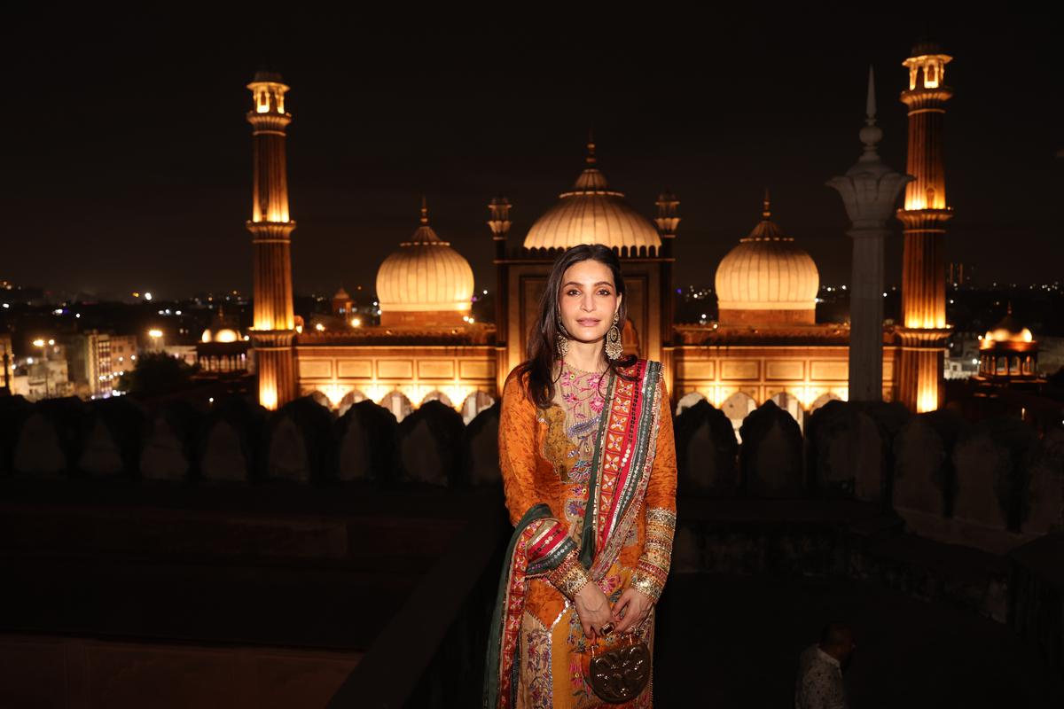 जामा मस्जिद में शाम के समय एक अतिथि मय्युर गिरोत्रा ​​पहनता है