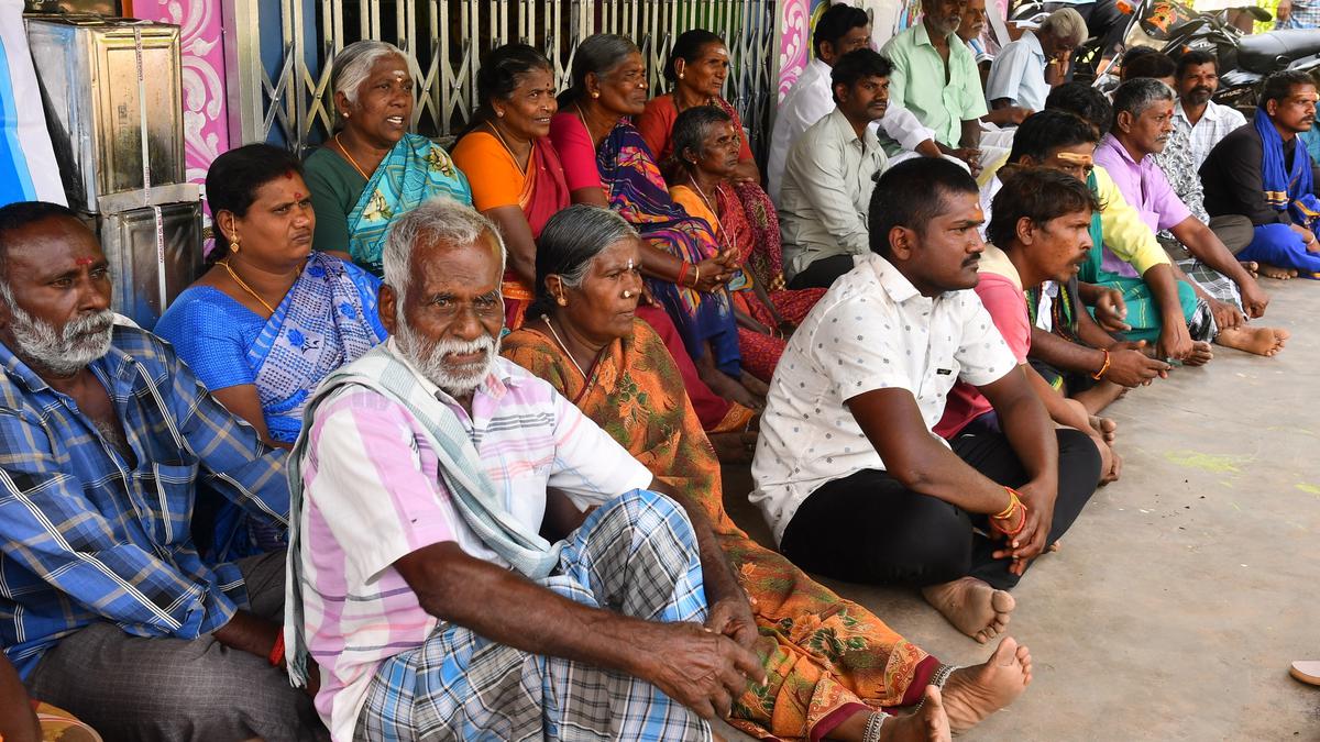 Farmers’ families protest outside Salem Aavin plant demanding patta for land provided