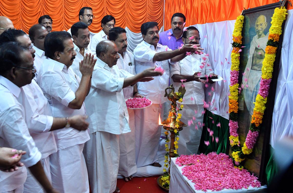 कांग्रेस के वरिष्ठ नेता एके एंटनी, रमेश चेन्निथला और अन्य ने सोमवार को तिरुवनंतपुरम के इंदिरा भवन में महात्मा गांधी को उनकी 75वीं पुण्यतिथि पर पुष्पांजलि अर्पित की।