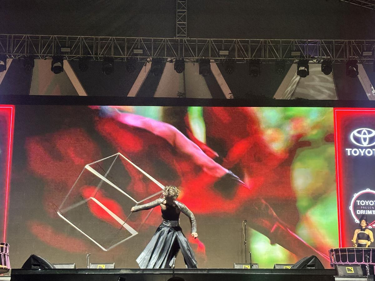 Set yang dirancang dengan baik dan kostum yang mencolok menandai penampilan mereka. 