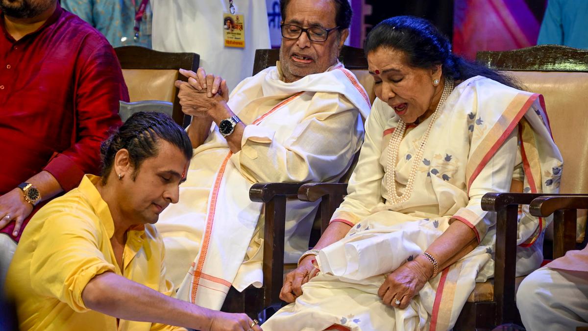 Asha Bhosle’s biography launched, Sonu Nigam washes veteran singer’s feet in emotional moment