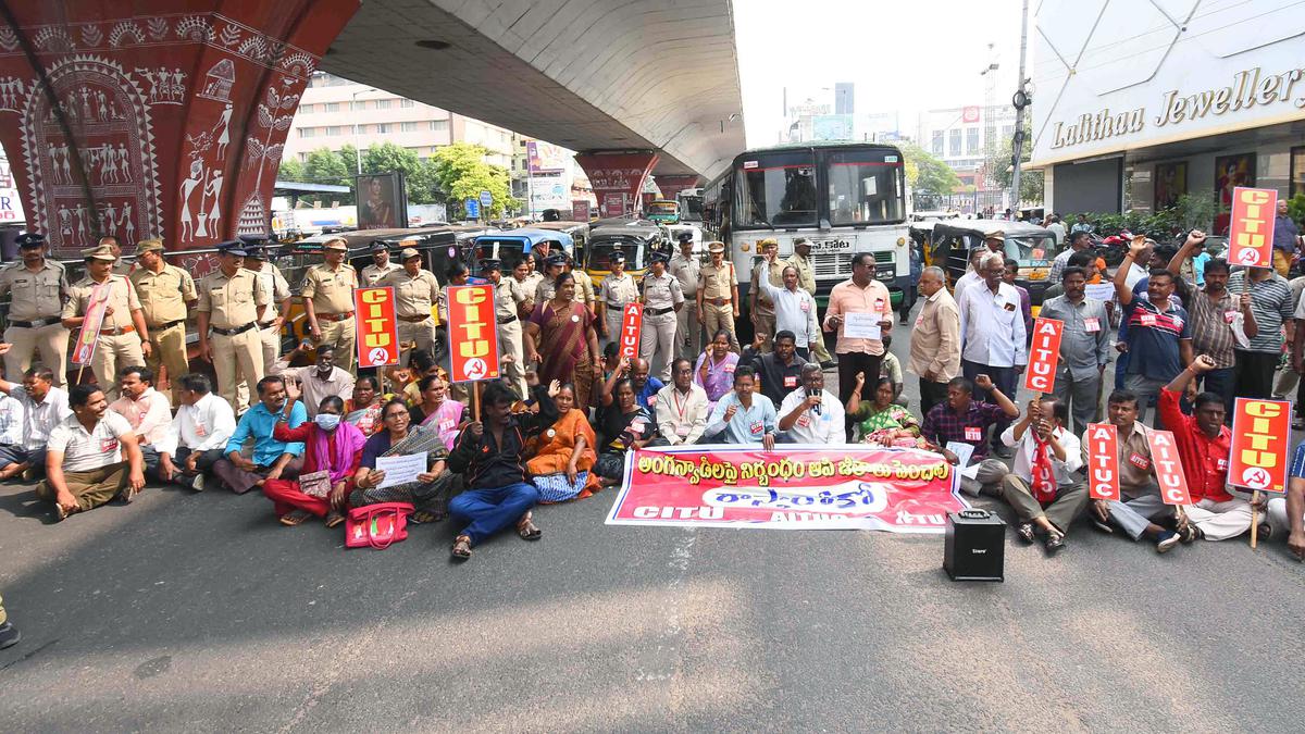 Trade unions, people’s organisations stage rasta roko in support of striking Anganwadi workers in Visakhapatnam