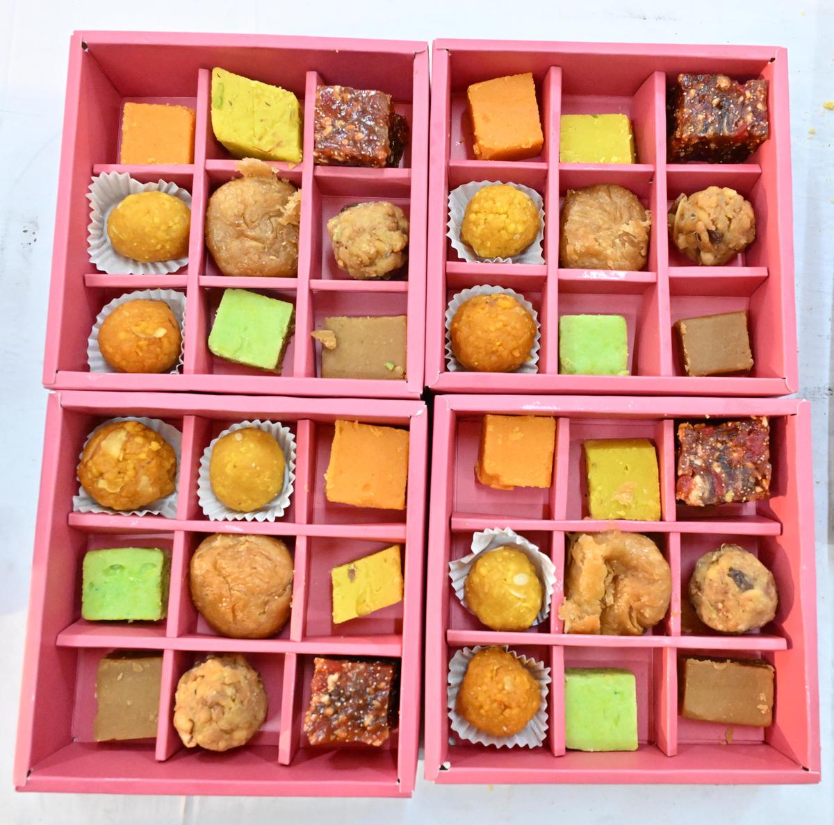 त्योहारी सीज़न के लिए नमकीन के अलावा, मिठाइयों की 100 से अधिक किस्में प्रदर्शन पर हैं। त्योहारी सीज़न के लिए नमकीन के अलावा, मिठाइयों की 100 से अधिक किस्में प्रदर्शन पर हैं।