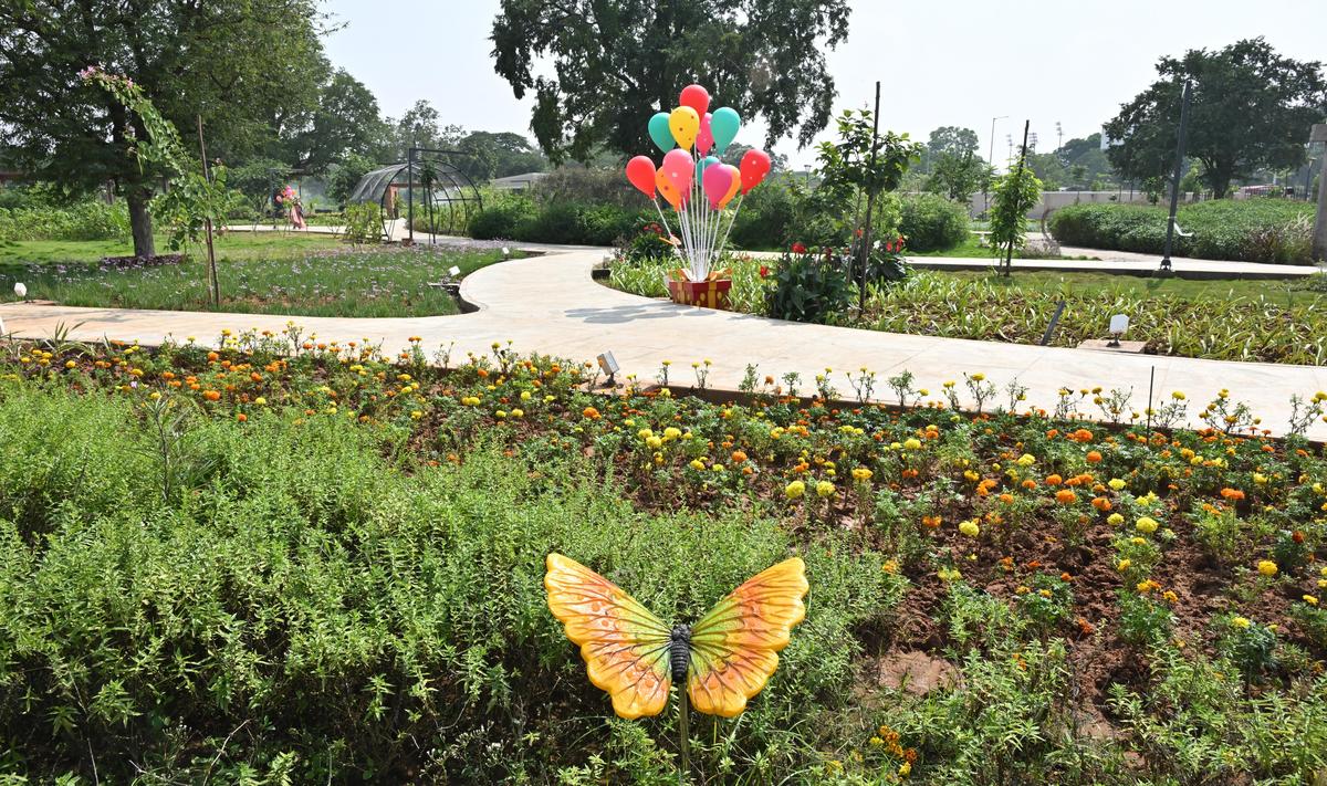 
Semmozhi Poonga in Coimbatore city features a collection of rare and endangered species provided by the Tamil Nadu Agricultural University.
