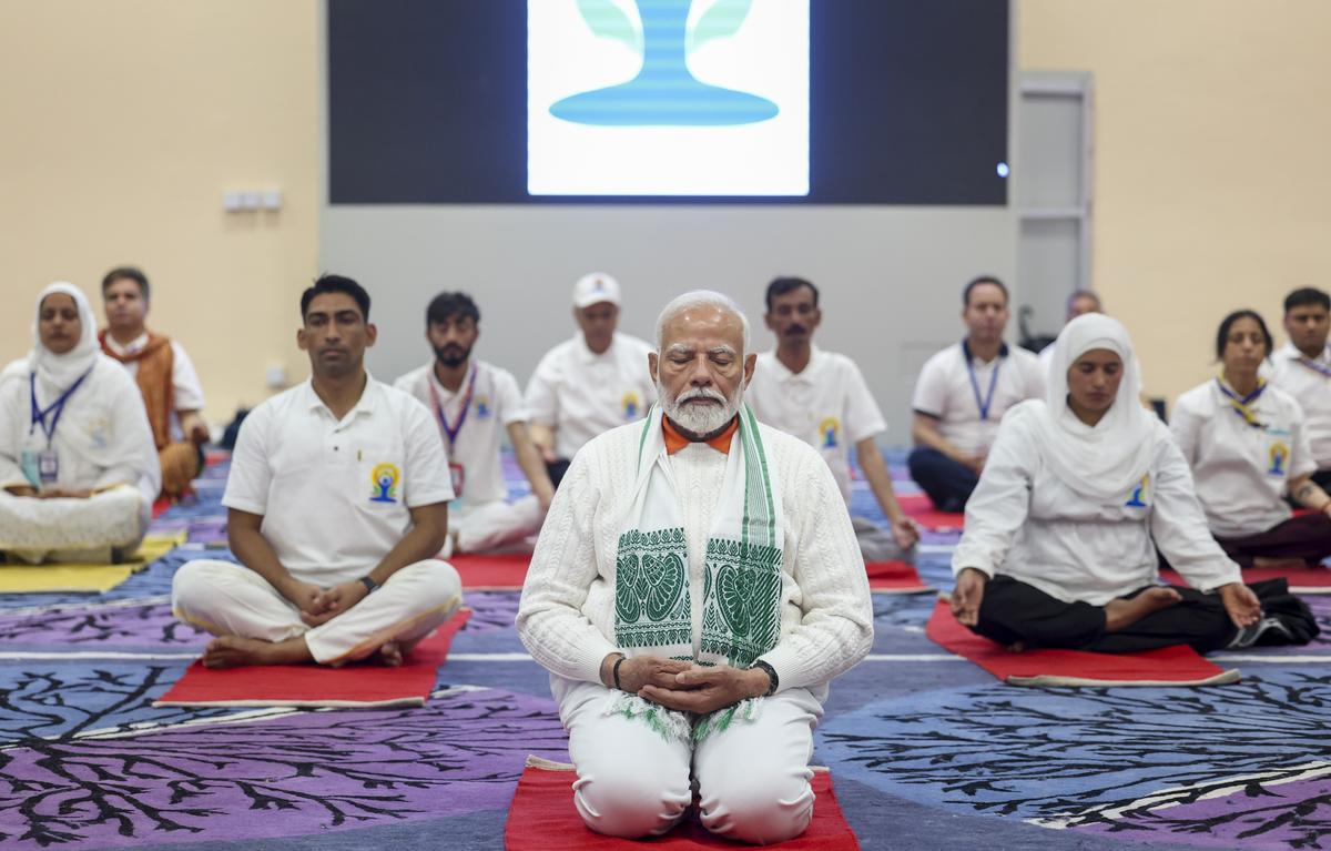 O primeiro -ministro Narendra Modi realiza yoga durante a celebração do décimo internacional de Yoga, em Srinagar. O primeiro -ministro Narendra Modi realiza yoga durante a celebração do décimo internacional de Yoga, em Srinagar.