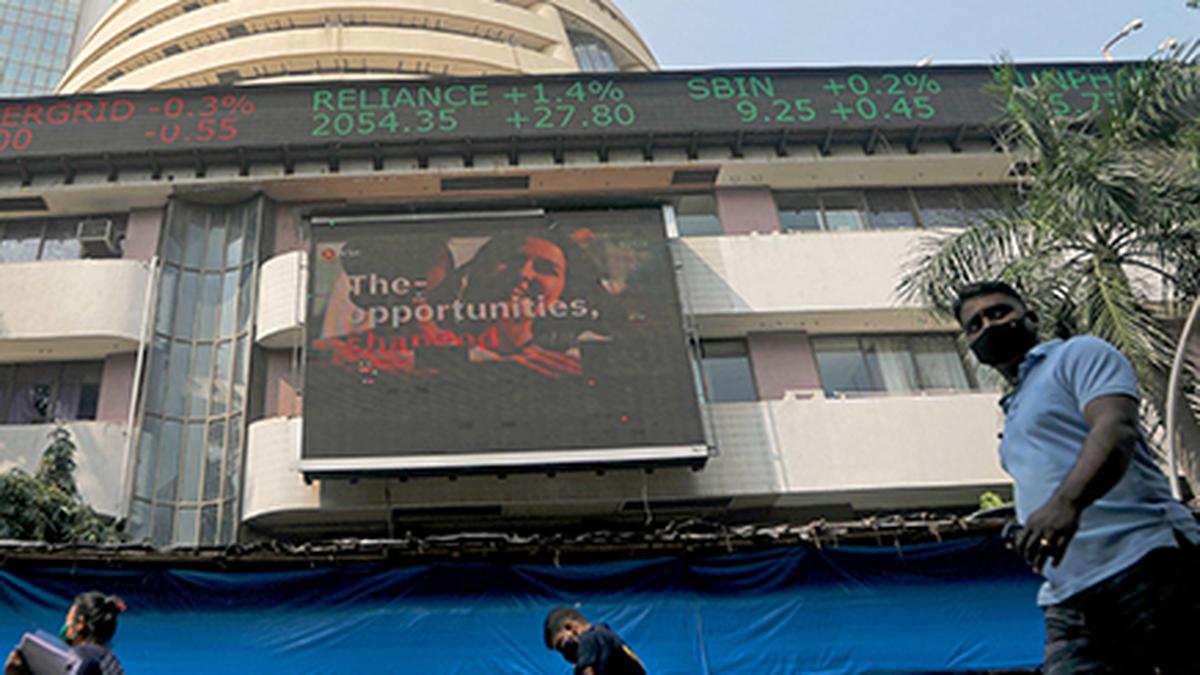 Sensex, Nifty fall for 2nd day amid foreign fund exodus, muted corporate earnings Sensex, Nifty fall for 2nd day amid foreign fund exodus, muted corporate earnings