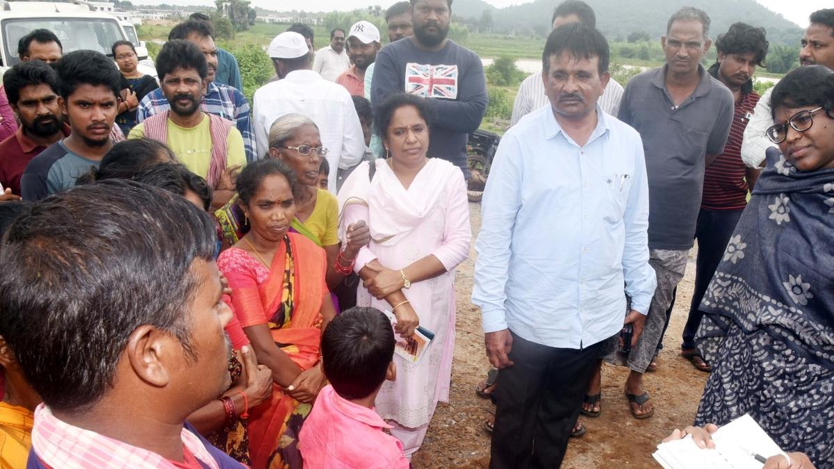 Godavari floods: Eluru Collector directs officers to shift villagers to relief camps