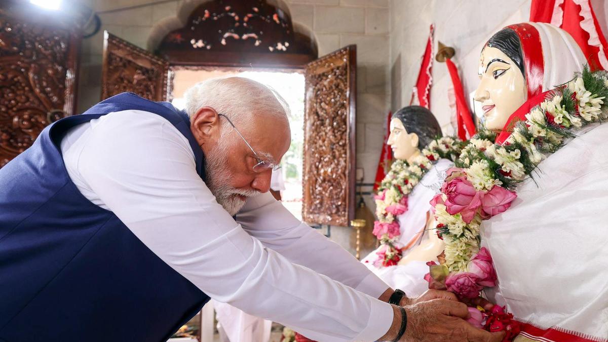 As campaign reaches a crescendo, Modi reaches out to Matuas, Mamata camps at Bhabanipur