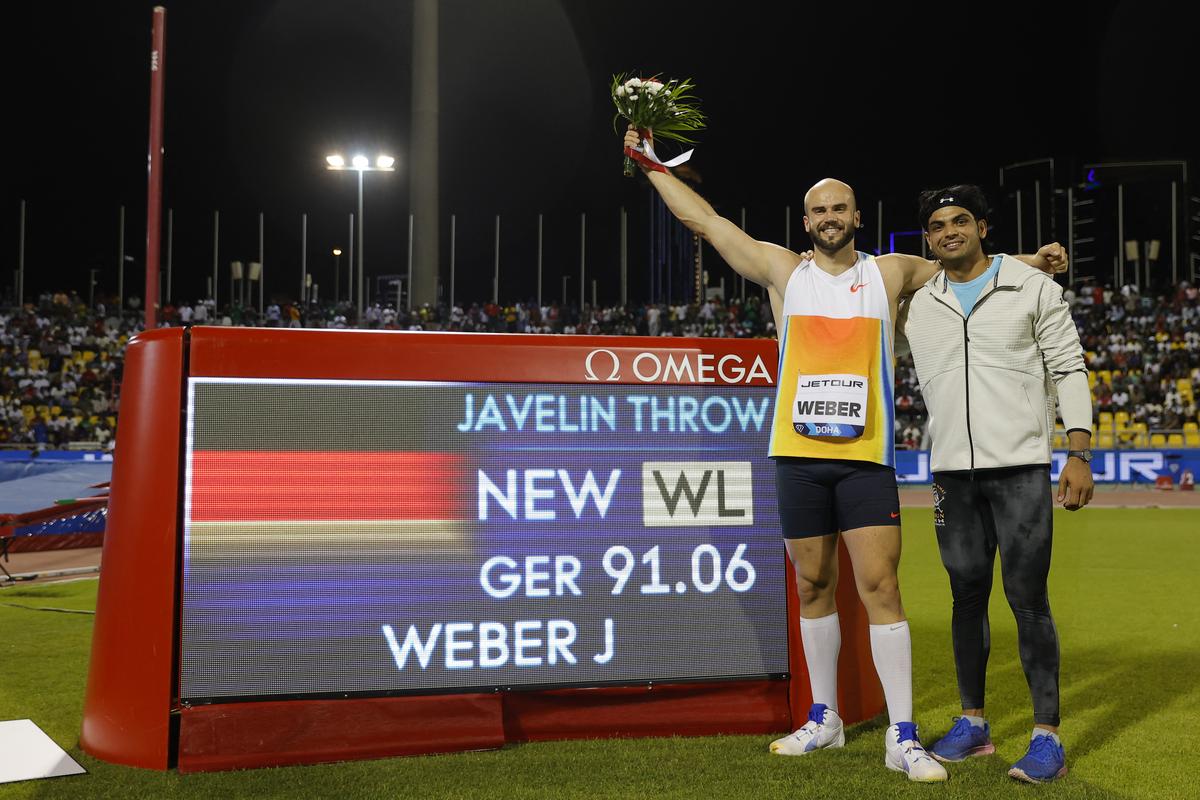 जर्मनी के जूलियन वेबर ने 16 मई, 2025 को दोहा में सुहाइम बिन हमाद स्टेडियम में IAAF डायमंड लीग प्रतियोगिता के दौरान पुरुषों के भाला फेंकने के बाद भारत के नीरज चोपड़ा (आर) के साथ अपने विश्व अग्रणी स्कोर का जश्न मनाया। जर्मनी के जूलियन वेबर ने 16 मई, 2025 को दोहा में सुहाइम बिन हमाद स्टेडियम में IAAF डायमंड लीग प्रतियोगिता के दौरान पुरुषों के भाला फेंकने के बाद भारत के नीरज चोपड़ा (आर) के साथ अपने विश्व अग्रणी स्कोर का जश्न मनाया।