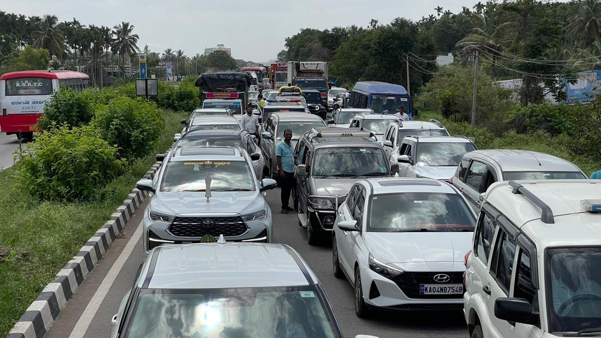 Traffic movement on Bengaluru -Mangaluru National Highway was disrupted near Solur as hundreds of farmers from Magadi area in Ramanagara district marched on the road seeking implementation of Hemavathy Express Link project, on June 5, 2025. Traffic movement on Bengaluru -Mangaluru National Highway was disrupted near Solur as hundreds of farmers from Magadi area in Ramanagara district marched on the road seeking implementation of Hemavathy Express Link project, on June 5, 2025.