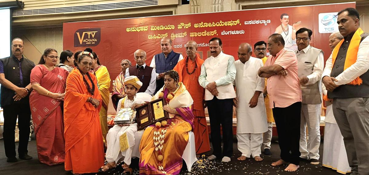 Dakshayini Avva receives Tontadarya Siddalinga Swamy Memorial Award in Dubai - The Hindu