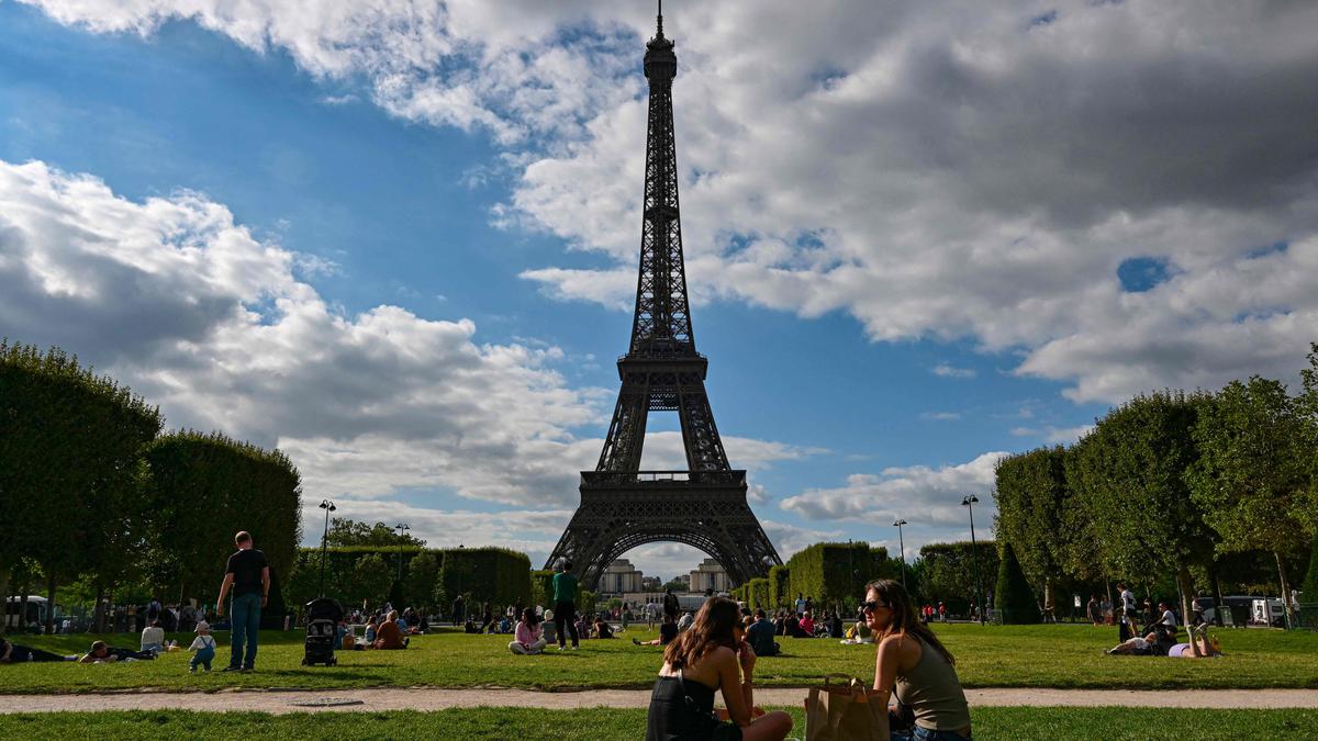 Paris-chute: Man arrested after parachuting from Eiffel Tower