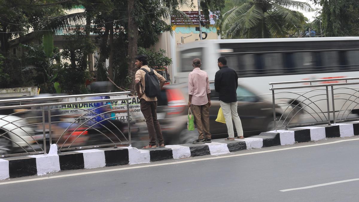 A tricky pedestrian crossing in Nandanam