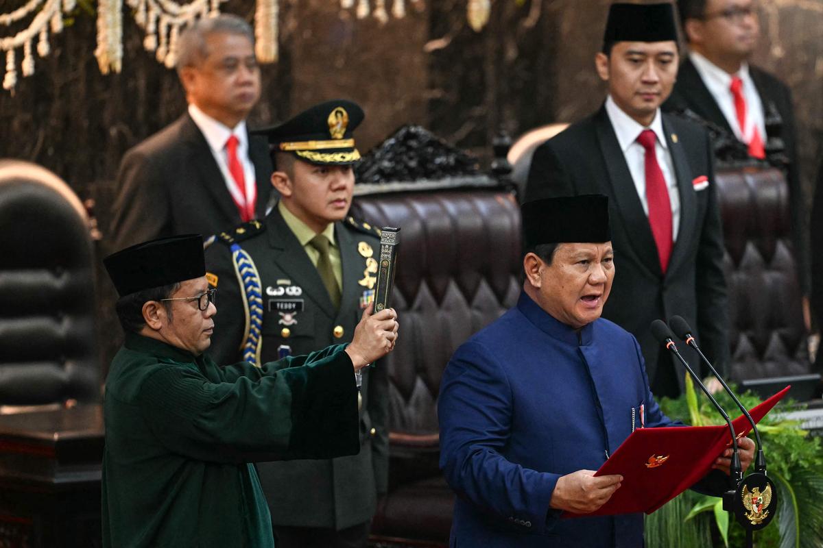 Indonesia’s new President Prabowo Subianto (R) takes the oath during the presidential inauguration ceremony at the Parliament building in Jakarta on October 20, 2024. 