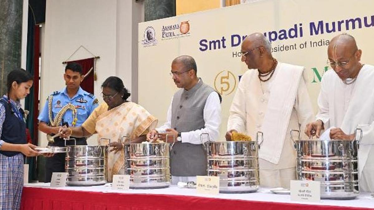President Droupadi Murmu serves Akshaya Patra’s 5 billionth meal at Rashtrapati Bhavan