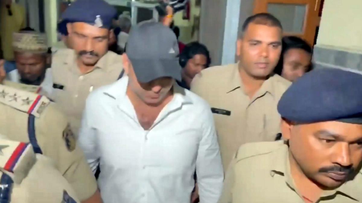 Death threat to Shah Rukh: Accused lawyer remanded in police custody till Nov 18