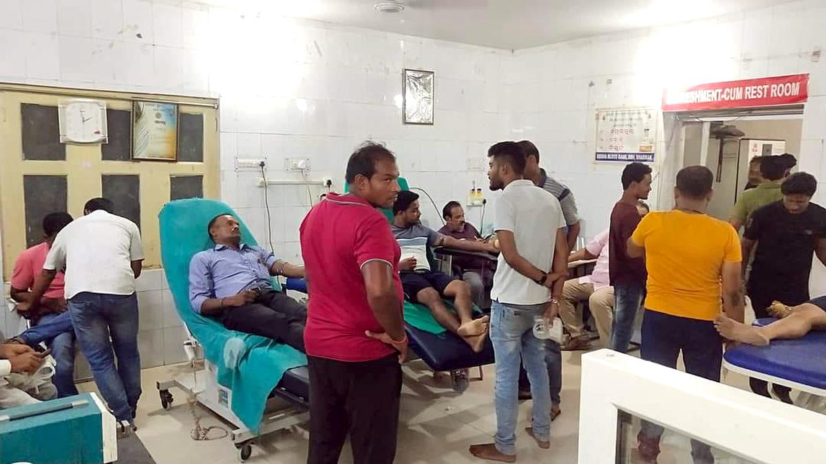 Odisha train accident | Citizens rush to hospitals to donate blood