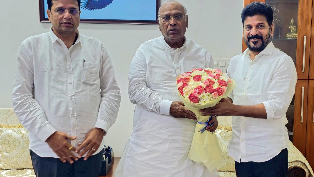 Revanth meets Kharge, invites him for unveiling of Rajiv Gandhi statue