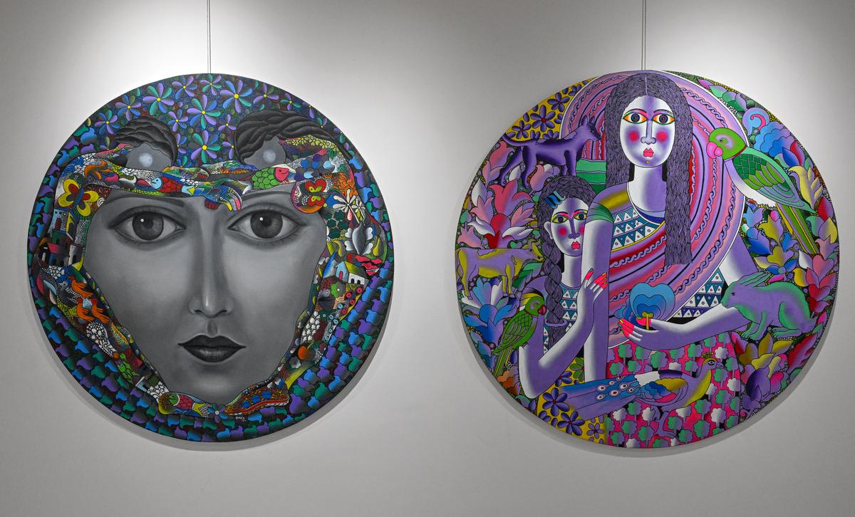 Obras de arte em exibição na costa da exposição de vozes na recém -inaugurada Galeria da Fundação LG India CSR da VIP Towers na VIP Road em Visakhapatnam. 
