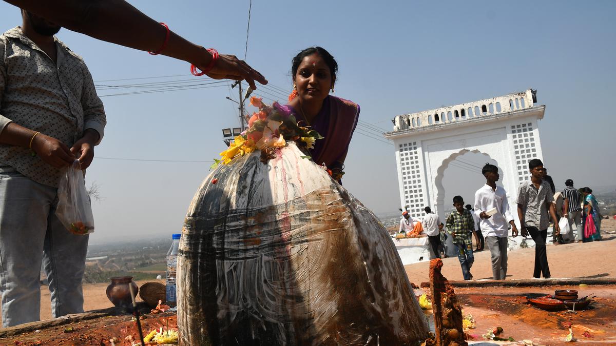 Devotees make a beeline for Lord Siva temples