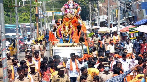 Rival Shiv Sena factions clash on streets of Mumbai 
