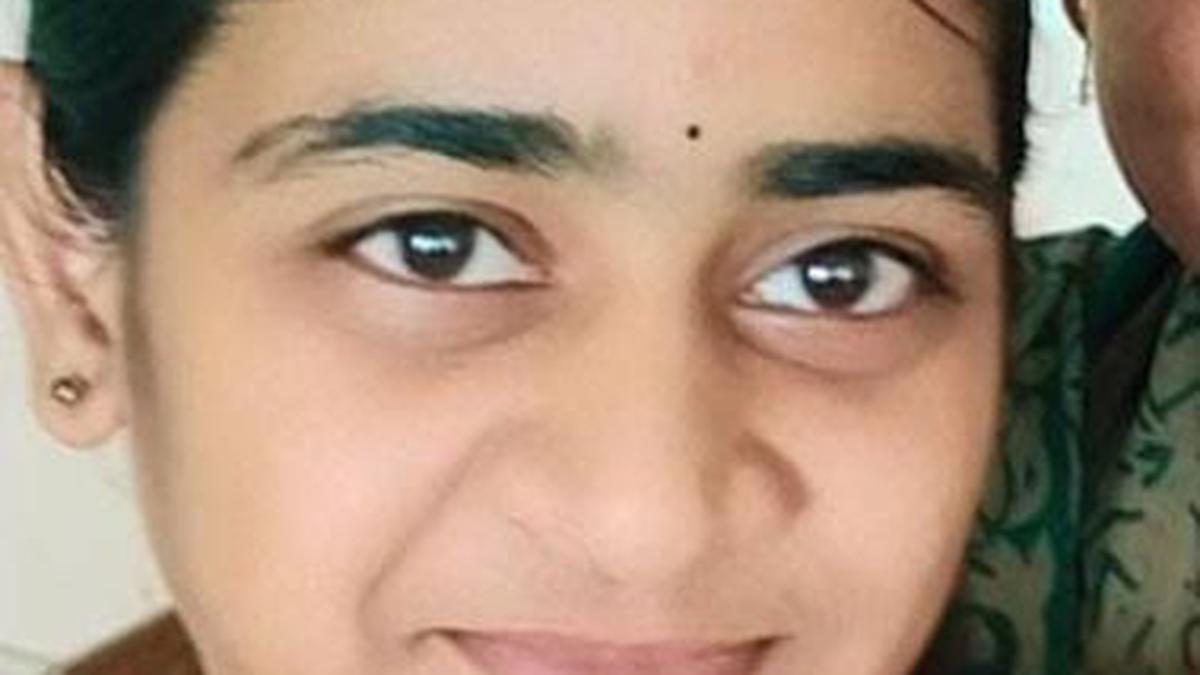 Girl who was stuck between platform and coach in Visakhapatnam succumbs to internal injuries