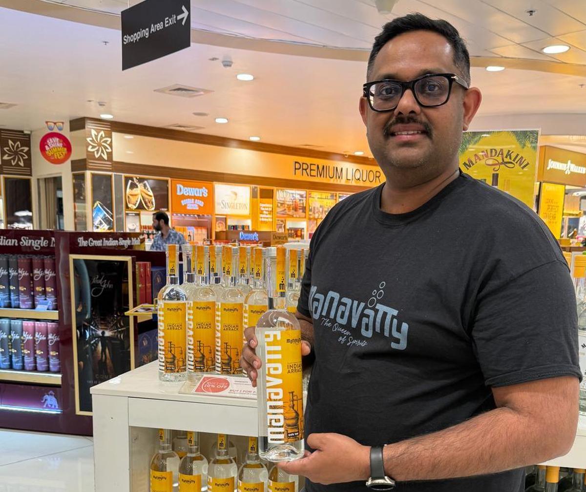 John Xavier podczas premiery Manavatty w opłacanym zbycie na służbie na międzynarodowym lotnisku Cochin John Xavier podczas premiery Manavatty w opłacanym zbycie na służbie na międzynarodowym lotnisku Cochin