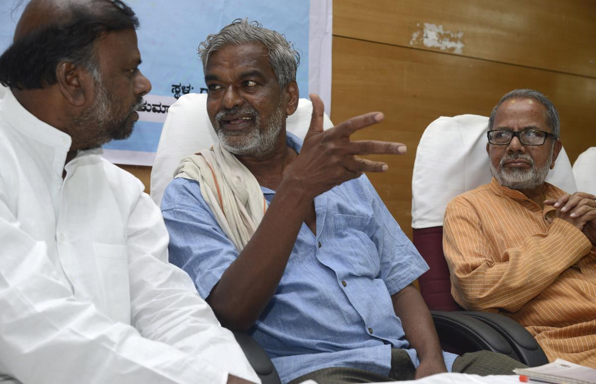 Devanuru Mahadeva (centre) at a state level meeting in Bengaluru, 2014. 