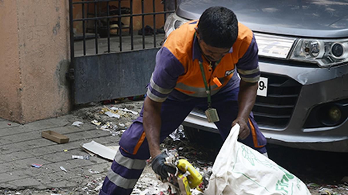 Chennai Corporation workers continue to work with no appropriate safety gear